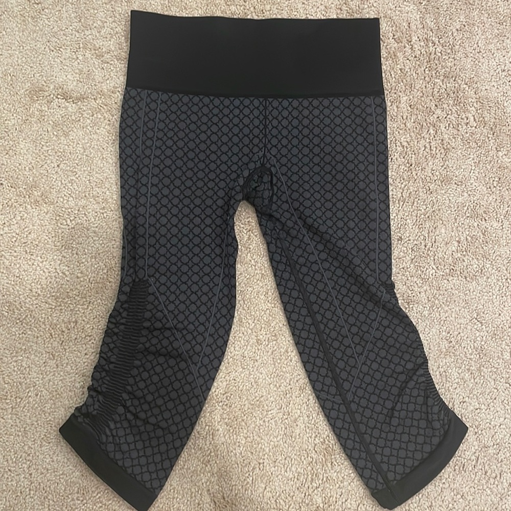 Lululemon compression capris. Discontinued! Excellent condition.